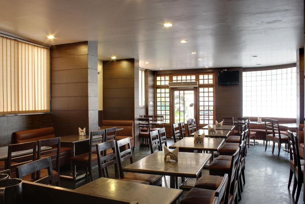 Lucky Hotel Goregaon Мумбай Екстериор снимка