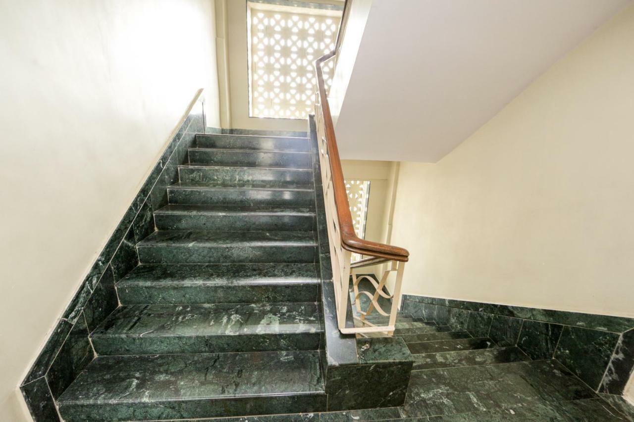 Lucky Hotel Goregaon Мумбай Екстериор снимка