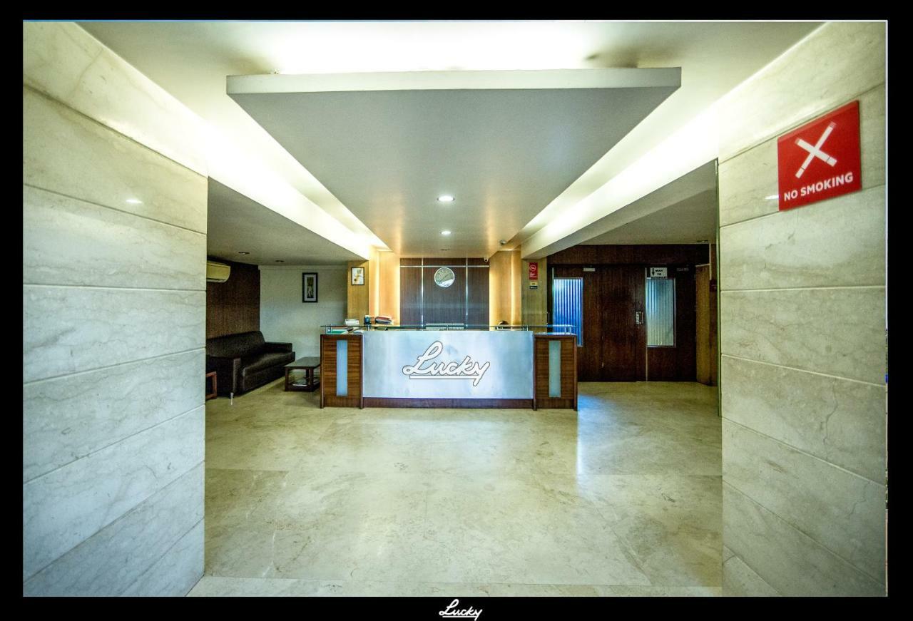 Lucky Hotel Goregaon Мумбай Екстериор снимка