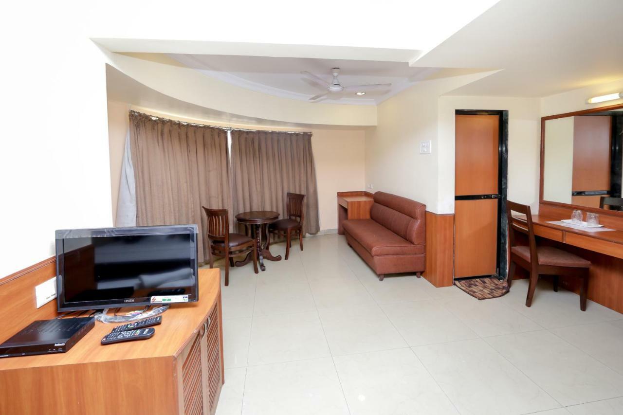 Lucky Hotel Goregaon Мумбай Екстериор снимка