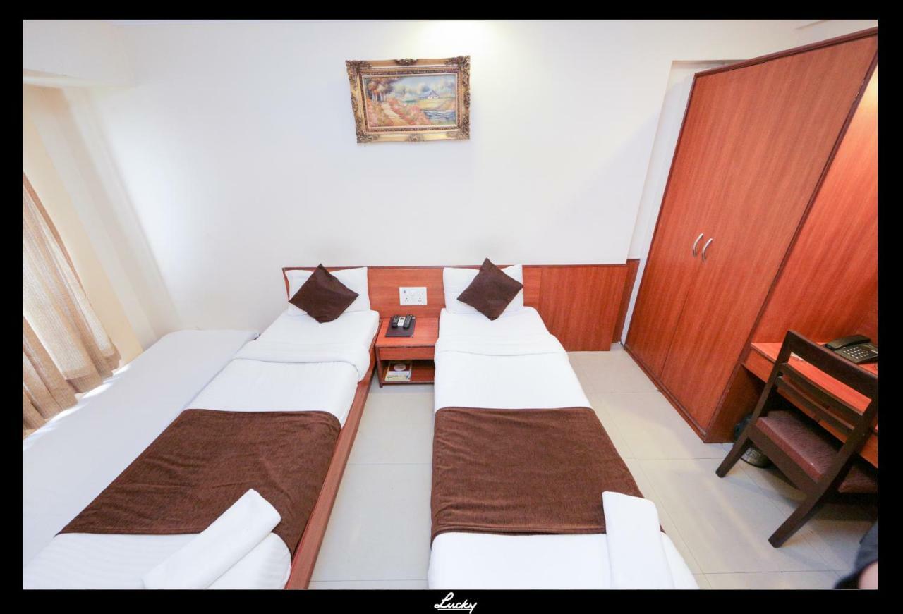 Lucky Hotel Goregaon Мумбай Екстериор снимка