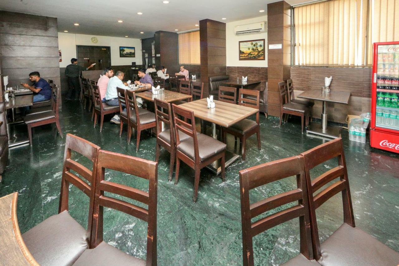 Lucky Hotel Goregaon Мумбай Екстериор снимка