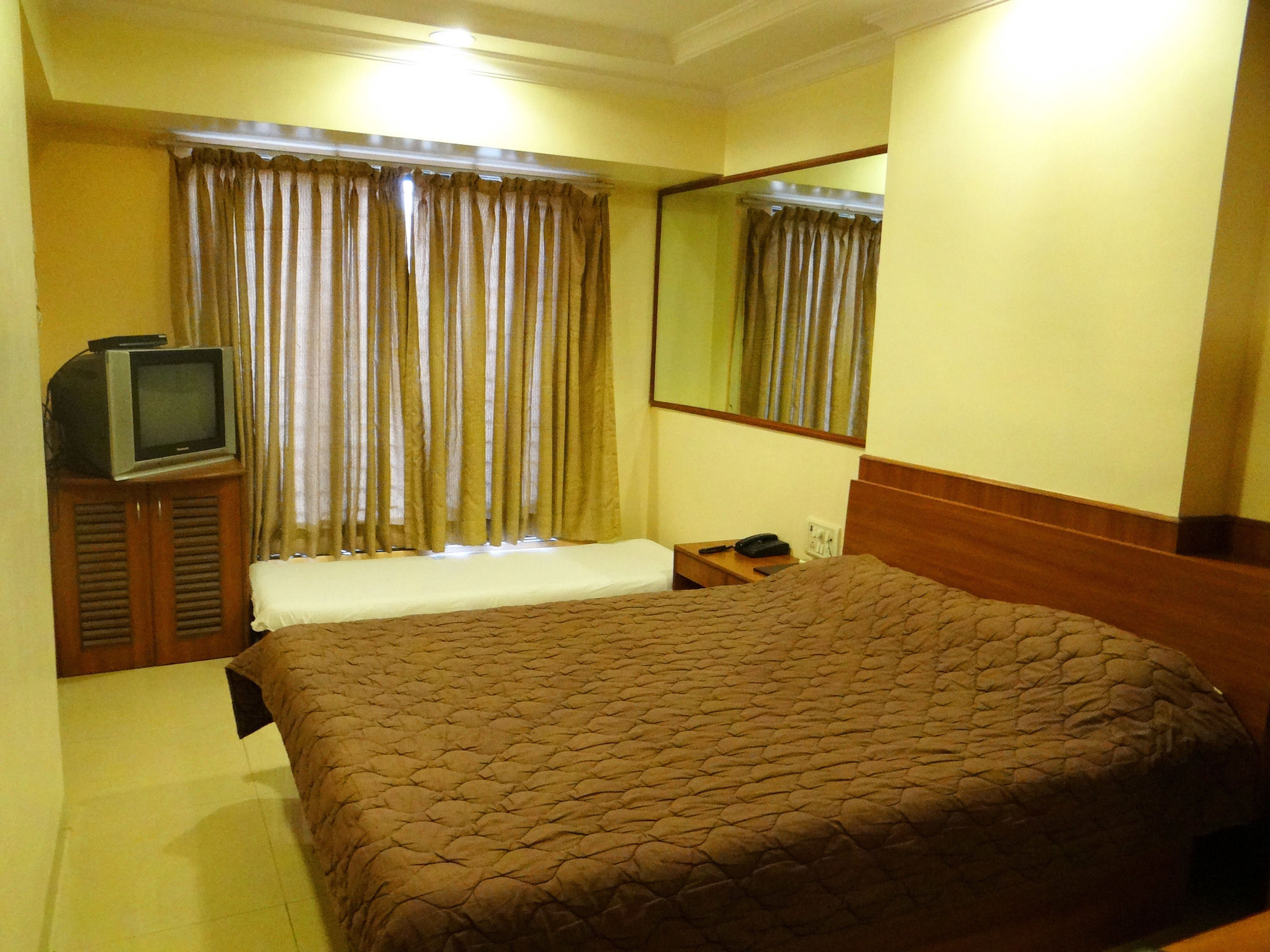 Lucky Hotel Goregaon Мумбай Екстериор снимка