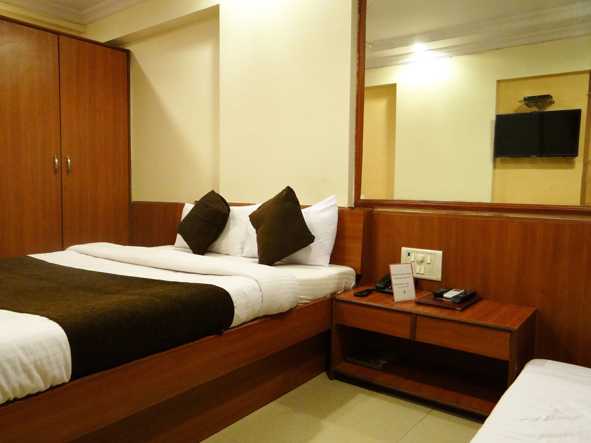 Lucky Hotel Goregaon Мумбай Екстериор снимка
