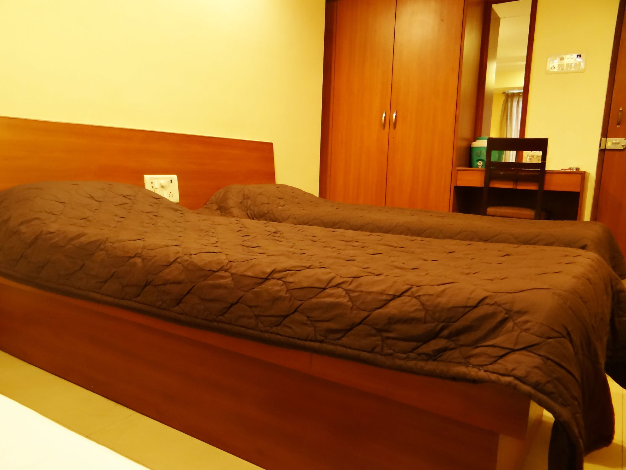 Lucky Hotel Goregaon Мумбай Екстериор снимка