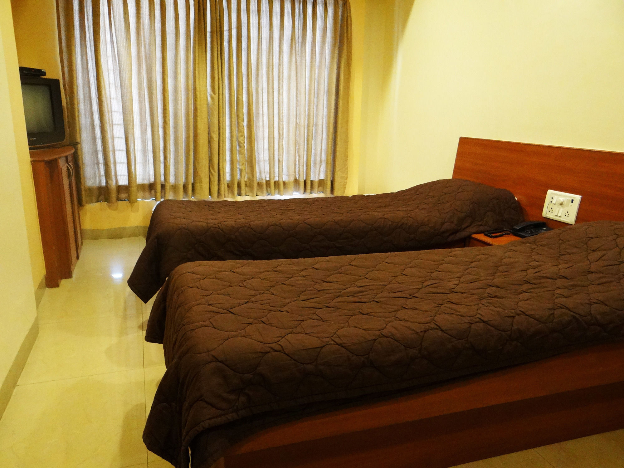 Lucky Hotel Goregaon Мумбай Екстериор снимка